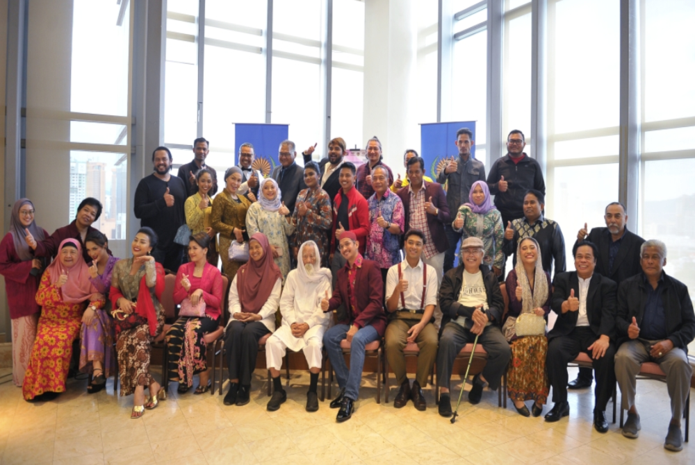 A Samad Said (duduk, enam dari kiri) bersama Presiden Persatuan Teater Malaysia, Sakrani Shamsuddin (duduk, dua dari kanan) ketika sesi bergambar selepas sidang media teater muzikal Lantai T. Pinkie pada Jumaat. - Foto: Bernama