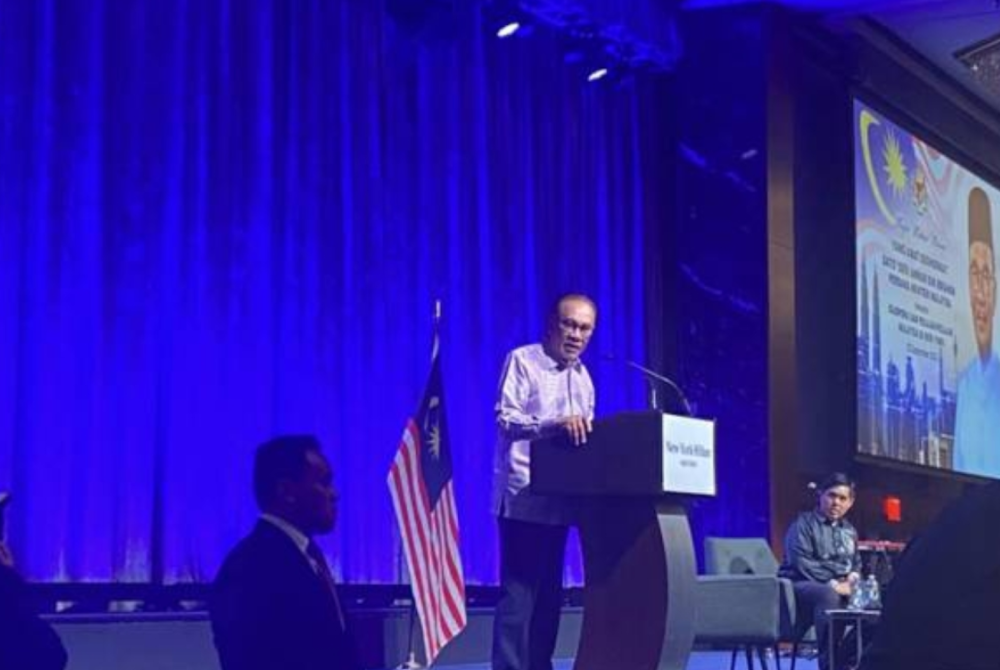 Anwar berucap pada majlis makan malam bersama rakyat dan pelajar Malaysia di sebuah hotel di New York. - Facebook Puad Zarkashi