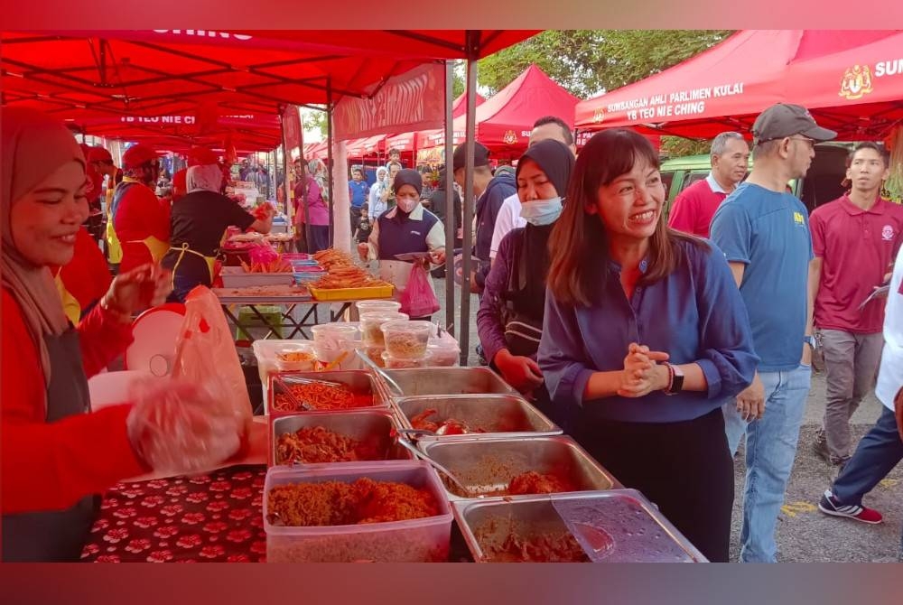 Nie Ching beramah mesra dengan peniaga dan orang ramai di Pasar Pagi Merbau, Bandar Putra, Kulai pada Sabtu.