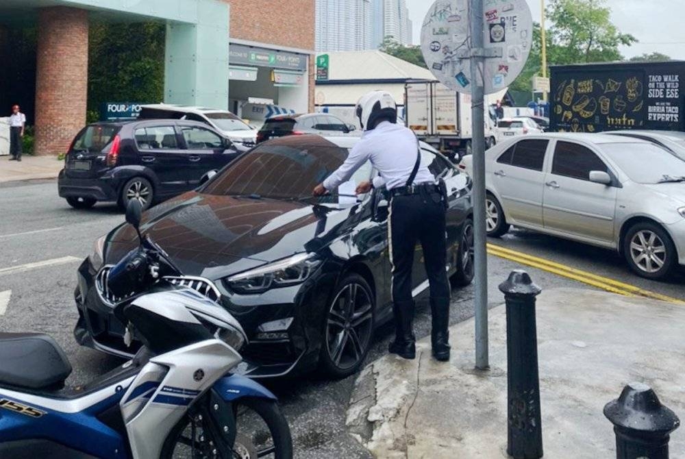 Antara kesalahan halangan lalu lintas yang dikesan JSPT Kuala Lumpur dalam Op Hormat Undang-Undang Jalan Raya fasa dua di ibu negara pada Jumaat.