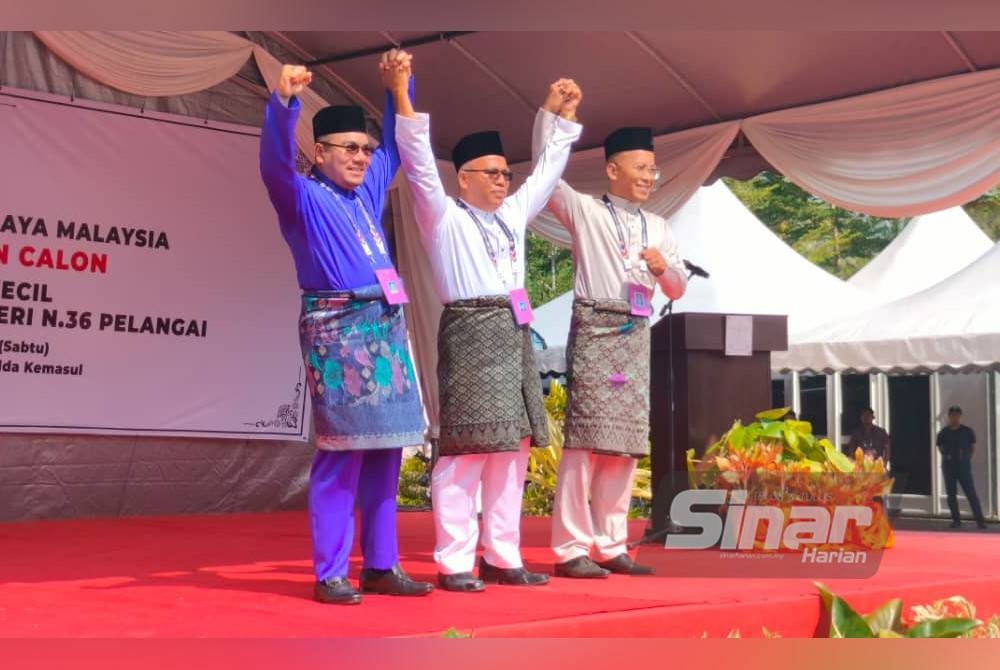 Dari kiri; Amizar, Kasim dan Haslihelmy selepas diumumkan sebagai calon PRK DUN Pelangai di Dewan Orang Ramai Felda Kemasul,Bentong pada Sabtu.