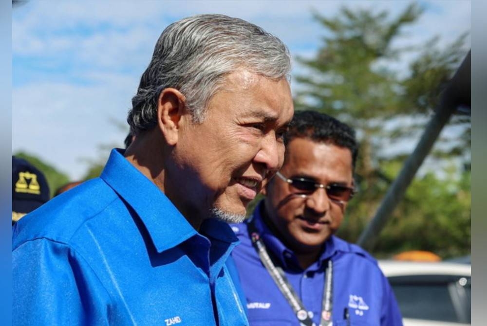 Ahmad Zahid ketika meninjau pusat penamaan calon bagi PRK DUN Pelangai di Dewan Orang Ramai Felda Kemasul pada Sabtu. - Foto Bernama