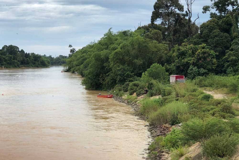 Seorang lelaki dikhuatiri lemas selepas hilang ketika bot yang dinaiki terbalik di Sungai Kampung Tok Gong pada Sabtu - Foto: Bomba Besut