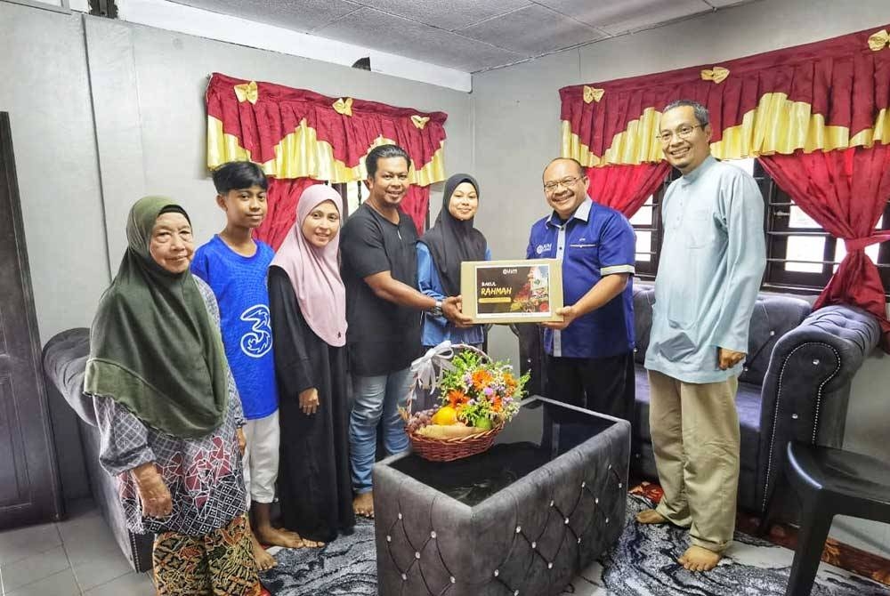 Mohd Foad (dua dari kanan) turut menyampaikan bakul rahmah kepada keluarga Nur Adyranna Aressa di rumah neneknya di Kampong Charok Kudong, Pendang.