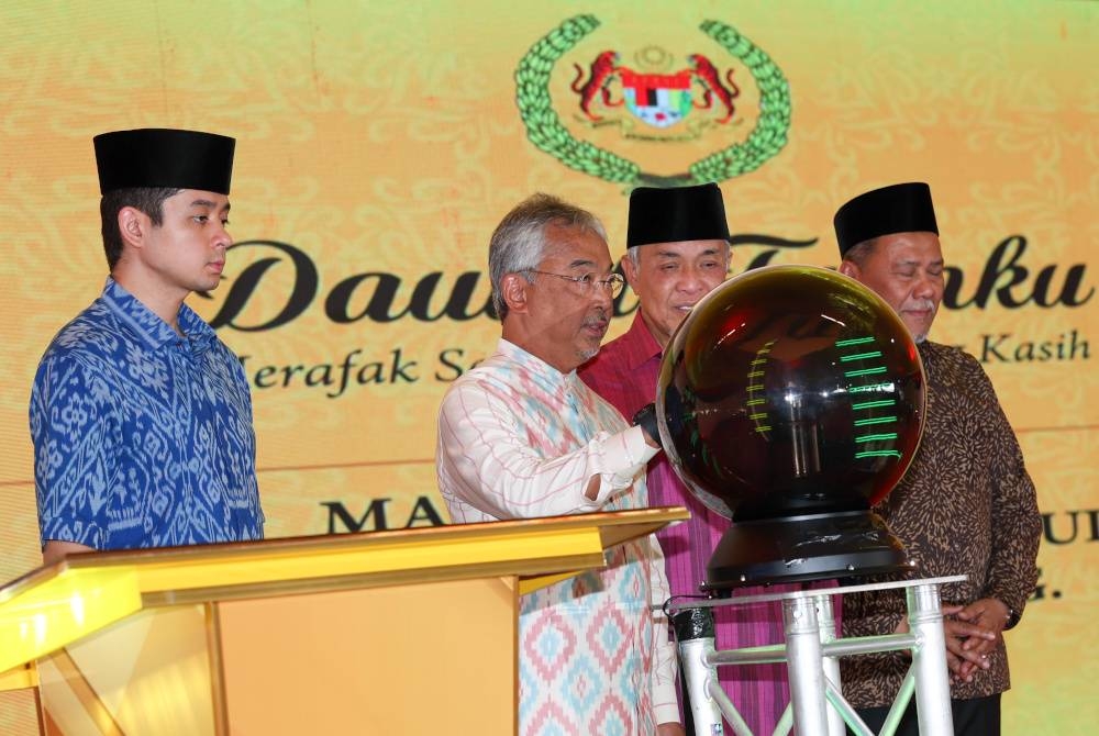 Al-Sultan Abdullah (dua dari kiri) berkenan menyempurnakan gimik perasmian Jambatan Guai. - Foto Bernama