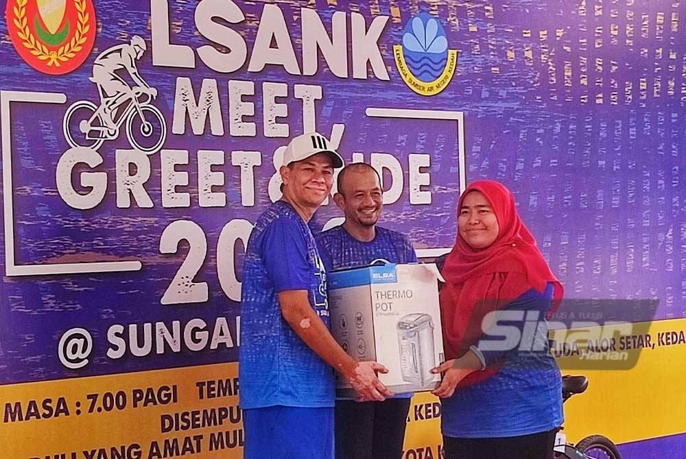 Tunku Shazuddin Ariff (kiri) berkenan menyerahkan hadiah cabutan bertuah bersempena LSANK Meet, Greet & Ride 2023 @ Sungai Anak Bukit di Dataran Pahlawan pada Sabtu.