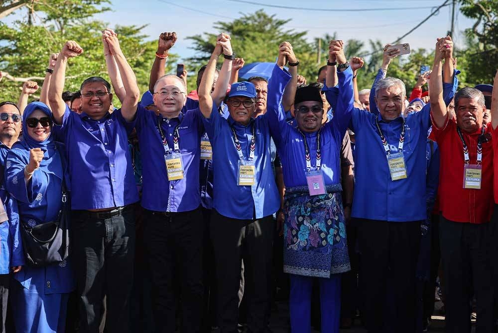 Calon BN, Datuk Amizar Abu Adam (tiga, kanan) bersama penyokong tiba di pusat penamaan calon bagi PRN Pelangai di Dewan Orang Ramai Felda Kemasul pada Sabtu. - Foto Bernama.