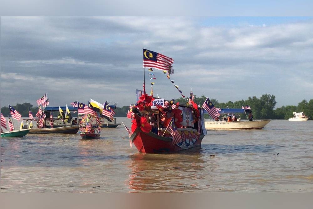 Salah sebuah bot yang dihiasi Jalur Gemilang menarik minat pengunjung pada program Perarakan Bot Merdeka, Gotong- Royong Pembersihan Sungai Perak 2023 dan Penanaman Pokok Bakau di Teluk Intan pada Sabtu.