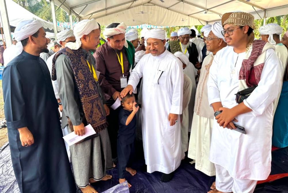 Orang ramai yang mengambil kesempatan bertemu Mohd Nassuruddin (tiga dari kanan) di Pasir Puteh.