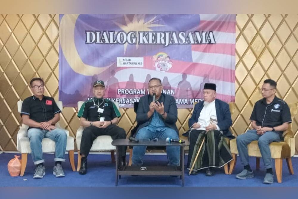 Syahril (tengah) mengendalikan Dialog Kerjasama Kemanusiaan: Laporan Berita Seimbang Mampu Selamatkan Nyawa' anjuran Kelab Kebajikan Anak Kami bersama Kelab Wartawan Kuala Lumpur Selangor (KLS) di Kolej Universiti Saito.