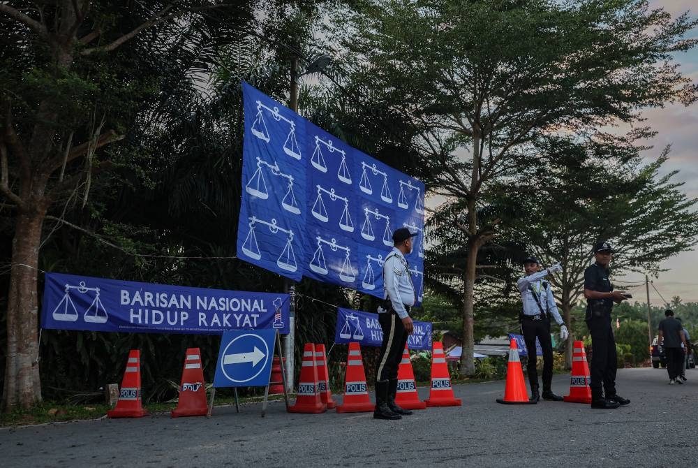 Anggota polis melakukan kawalan di Pusat Penamaan Calon bagi PRK DUN Pelangai di Dewan Orang Ramai Kemasul, Bentong hari ini. - Foto Bernama