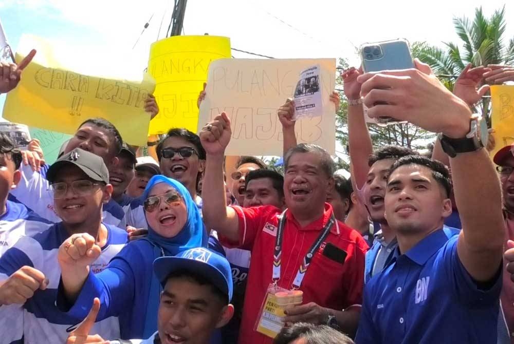 Presiden Parti Amanah Negara (Amanah), Datuk Seri Mohamad Sabu menyertai `flash mob&#039; PRK Pelangai yang turut menyaksikan poster &#039;kembalikan Najib&#039;