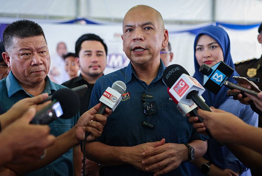 Armizan ketika bertemu pengamal media pada Program Jualan Rahmah Peringkat Negeri Pahang di Dataran Simpang Pelangai, Bentong pada Jumaat. - Foto Bernama