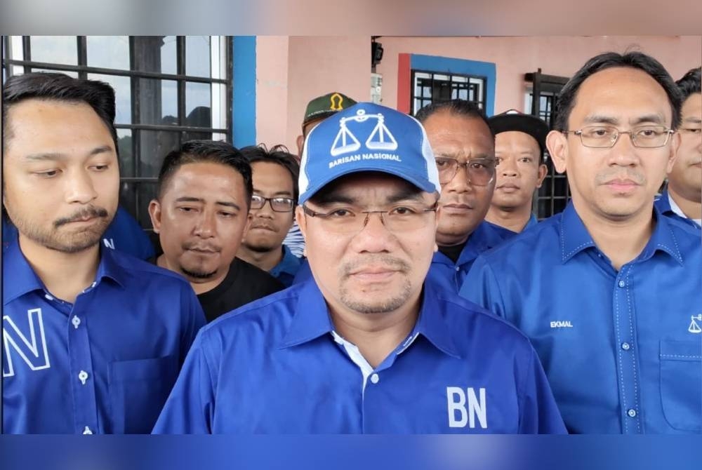 Calon BN pada PRK Pelangai, Datuk Amizar Abu Adam (tengah).