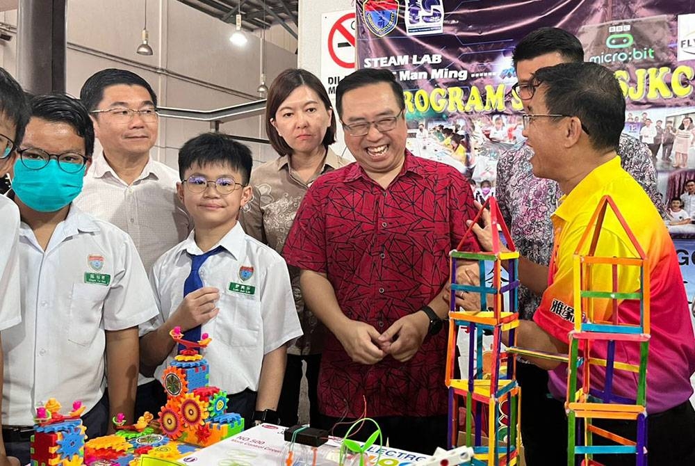 Lih Kang (dua dari kanan) ketika meninjau ruang pameran sempena Karnival Karnival Sains, Teknologi, Kejuruteraan dan Matematik (STEM) Gopeng 2.0 di Pusat Transformasi Luar Bandar (RTC) Perak pada Sabtu.