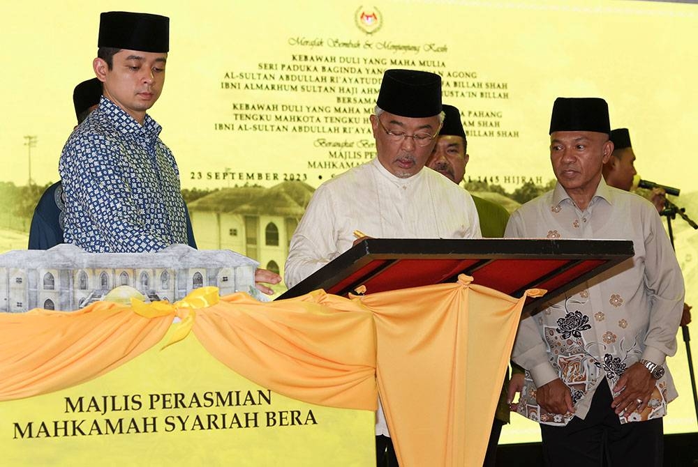 Al-Sultan Abdullah berkenan menandatangani plak pada Perasmian Bangunan Mahkamah Syariah Bera hari ini. - Foto Bernama