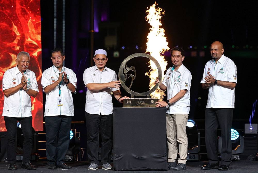 Adam Adli (dua dari kanan) bersama Hishamuddin (tiga dari kiri) ketika merasmikan LTdL 2023 di Kuala Terengganu Panaromik pada Jumaat. - Foto Bernama