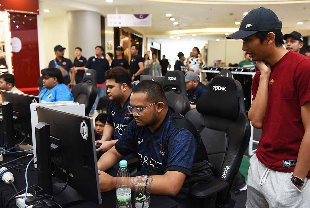 Antara peserta yang bertanding dalam MAQNA FIFA 23 The Final Showdown di Quill City Mall pada Sabtu