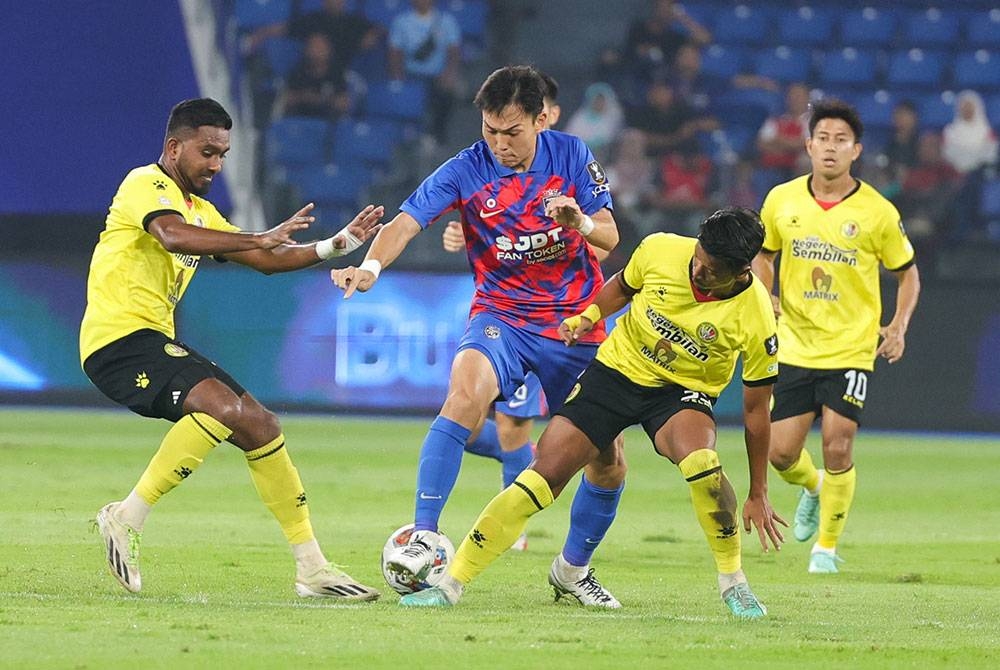 Pemain JDT Takahiro Kunimoto (dua dari kiri) diasak pemain Negeri Sembilan FC pada perlawanan Suku khir Kedua Piala Malaysia di Stadium Sultan Ibrahim pada Sabtu. - Foto Bernama