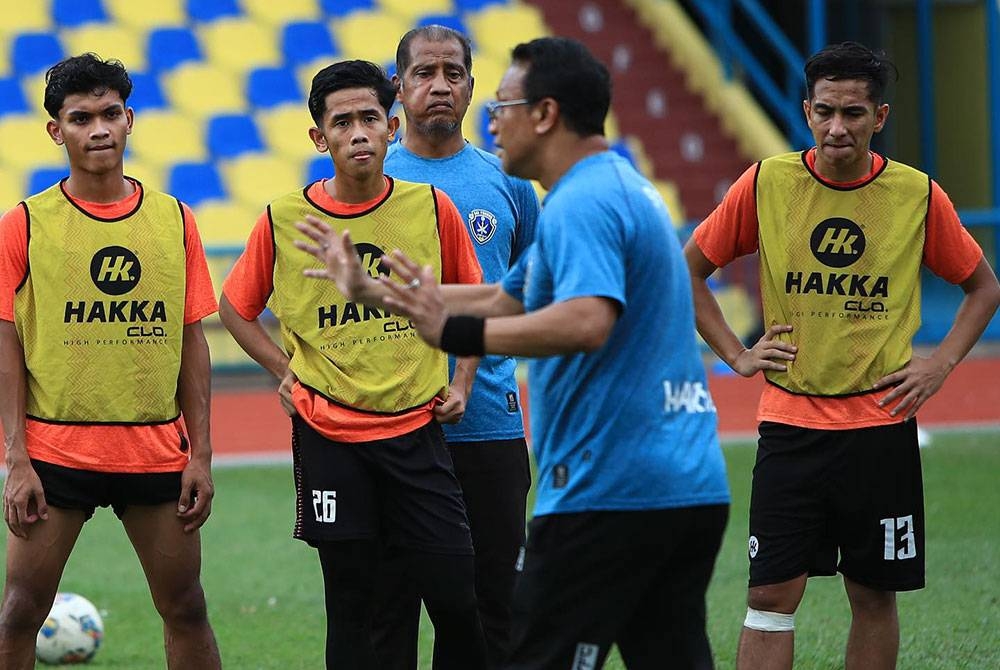 Pemain Sri Pahang mendengar arahan Fandi dalam sesi latihan.