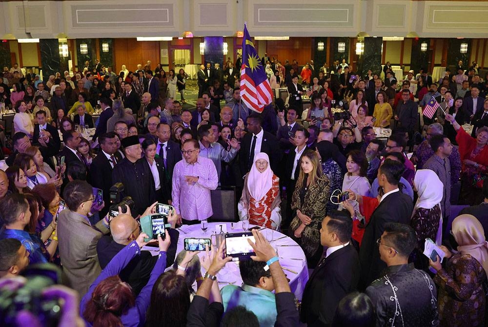 Anwar (tengah) beramah mesra dengan rakyat dan pelajar Malaysia di sini pada majlis makan malam hari ini di New York.