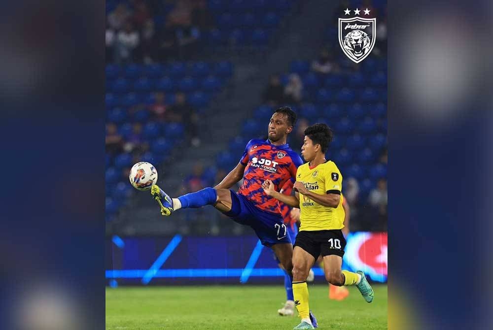 Syamer Kutty (kiri) mempamerkan aksi cemerlang di benteng pertahanan. - Foto FB Johor Southern Tigers