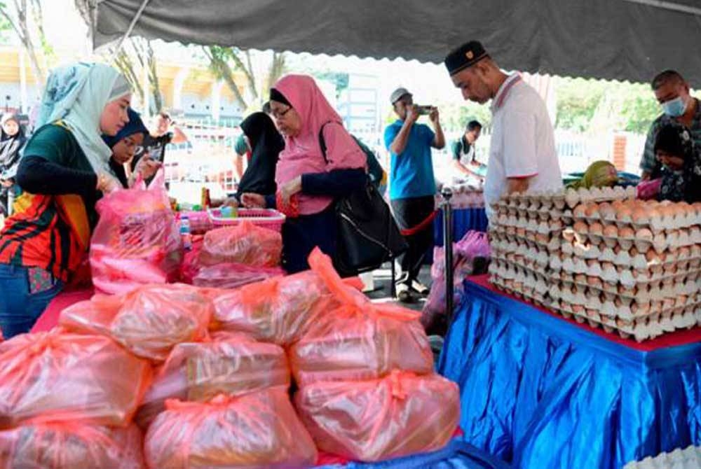 Pembeli berharap agar kerajaan dapat mengadakan program seperti Jualan Rahmah paling kurang sekali sebulan dalam usaha meringankan beban rakyat. (Gambar hiasan) - Foto Bernama