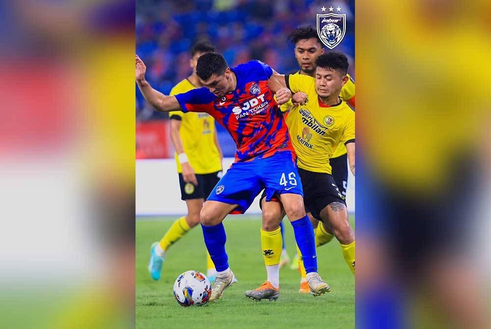 Benteng pertahanan Negeri Sembilan FC cuba mengekang asakan daripada pemain JDT, Oscar Aribas dalam perlawanan berkenaan. - Foto FB Johor Southern Tigers