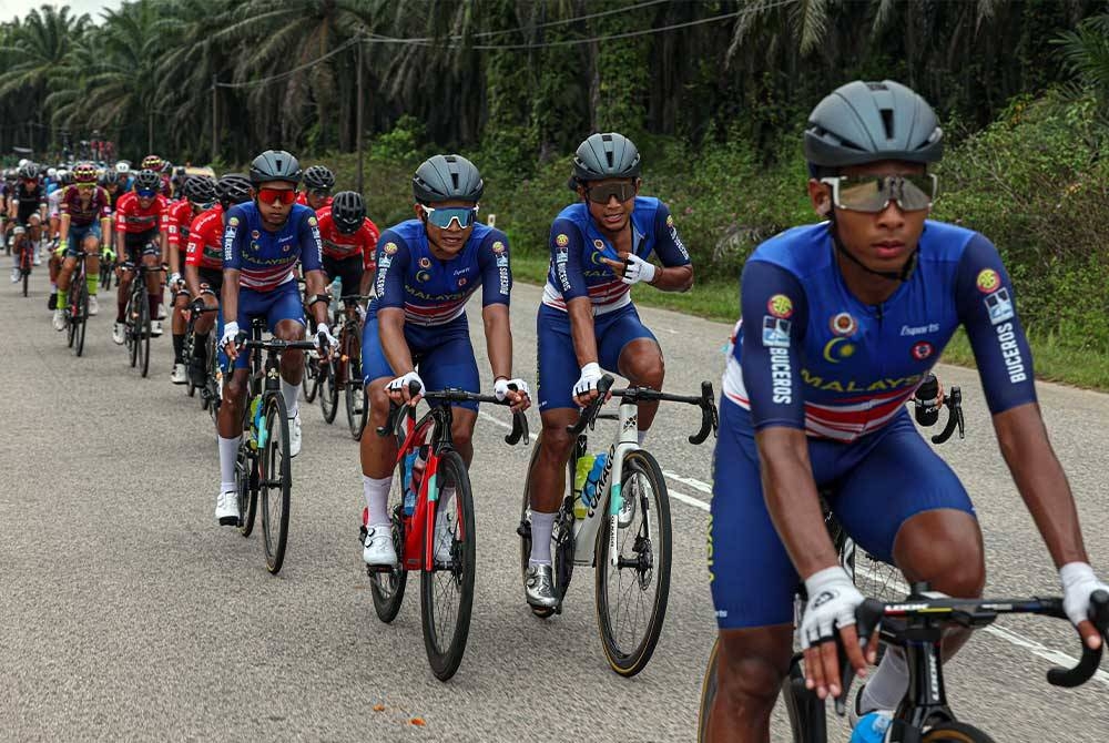 Antara aksi pelumba Skuad Berbasikal Kebangsaan pada siri Jelajah LTdL 2023 peringkat pertama dari Kerteh ke Kuala Terengganu sejauh 187.4 kilometer hari ini. Foto Bernama