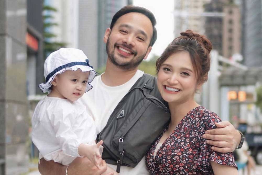 Pasangan selebriti Ayda Jebat dan Nabil Mahir bersama anak sulung mereka, Ana Nayla