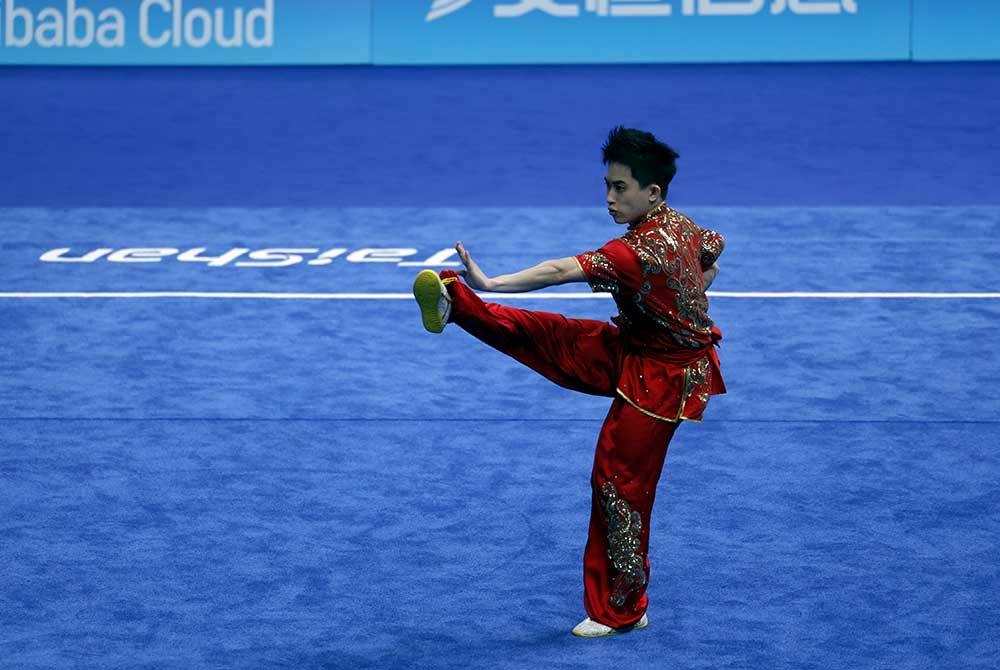 Weng Son beraksi dalam acara akhir changquan lelaki di Pusat Sukan Xiaoshan Guali, Hangzhou pada Ahad. Foto Bernama