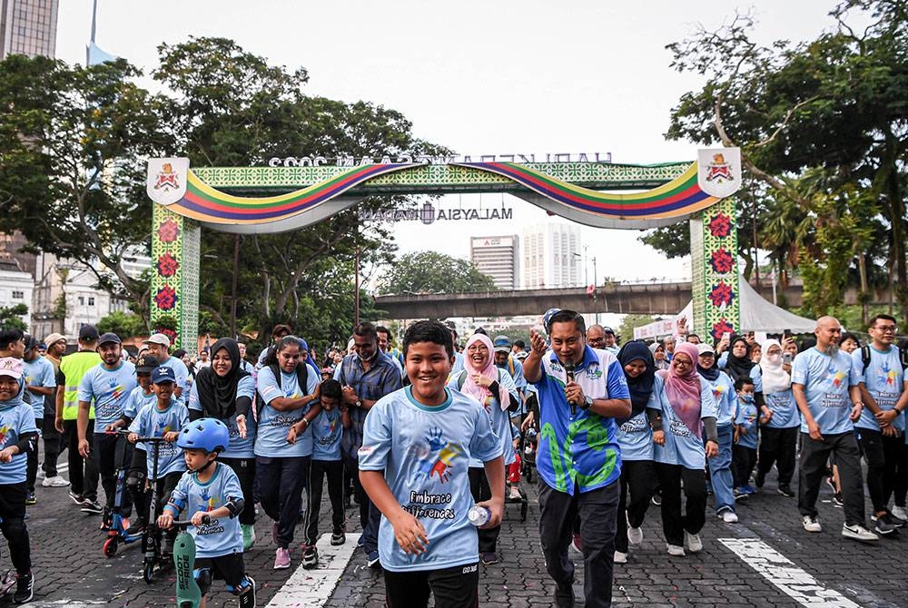 Para peserta larian Jelajah Fit Malaysia Peringkat WP Kuala Lumpur 2023 memulakan larian di Dataran Merdeka pagi tadi. Foto Bernama