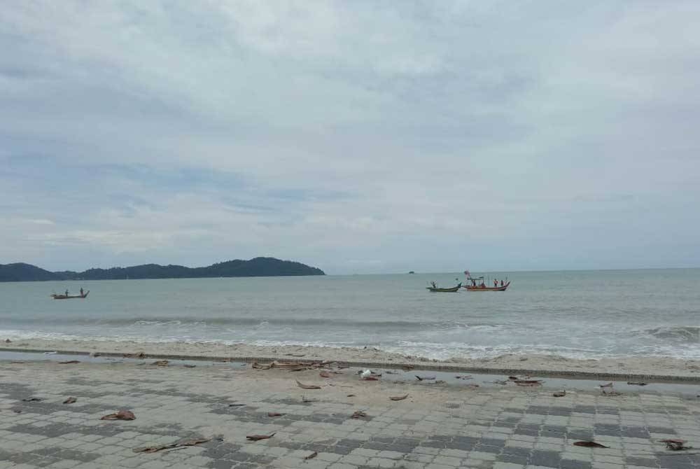 Tiga bot nelayan tempatan turut membantu pencarian seorang remaja lelaki yang dikhuatiri lemas di Pantai Teluk Senangin pada Ahad. - Foto Bomba Perak