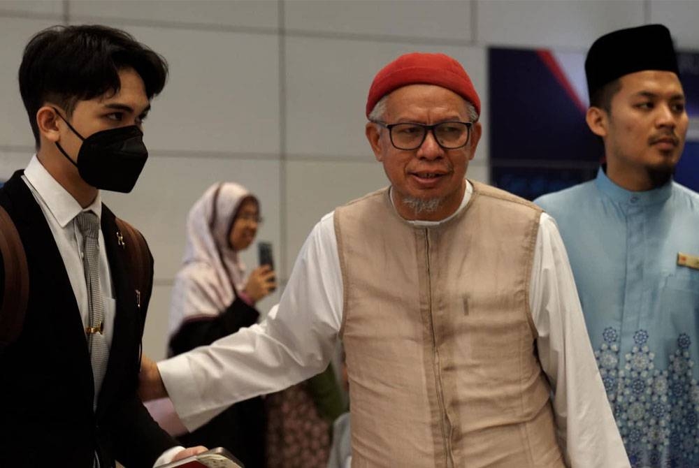 Zulkifli Mohamad (tengah) bersama anaknya Abdul Syakur Zulkifli (kiri) semasa Majlis Pelepasan Pelajar Cemerlang MAIWP ke Timur Tengah baru- baru ini. Foto: FB Dr Zulkifli Mohamad al- Bakri.