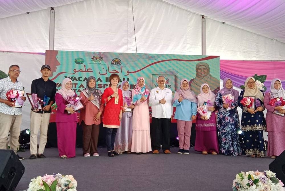 Noorzunita Begum (tujuh dari kiri) bersama tetamu dan peserta terlibat selepas menyampaikan hadiah pada satu majlis di Port Dickson.