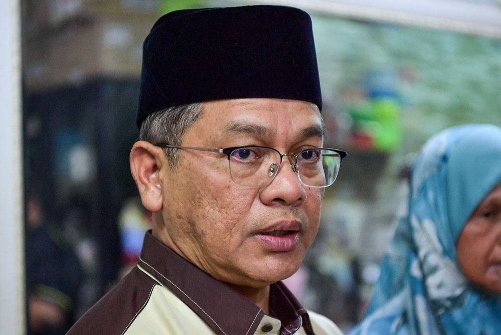 Menteri di Jabatan Perdana Menteri (Hal Ehwal Agama) Datuk Dr Mohd Na&#039;im Mokhtar ketika bertemu pengamal media selepas Penyampaian Sumbangan kepada penyanyi veteran Zaiton Sameon di sebuah pangsapuri di Ampang hari ini. - Foto Bernama