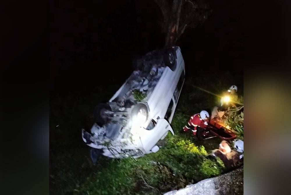 Anggota bomba sedang menjalankan kerja menyelamat di lokasi kejadian.