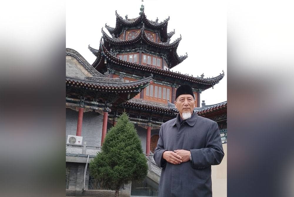 Hassan menyambut kedatangan delegasi media antarabangsa di pekarangan Masjid Shanxi.