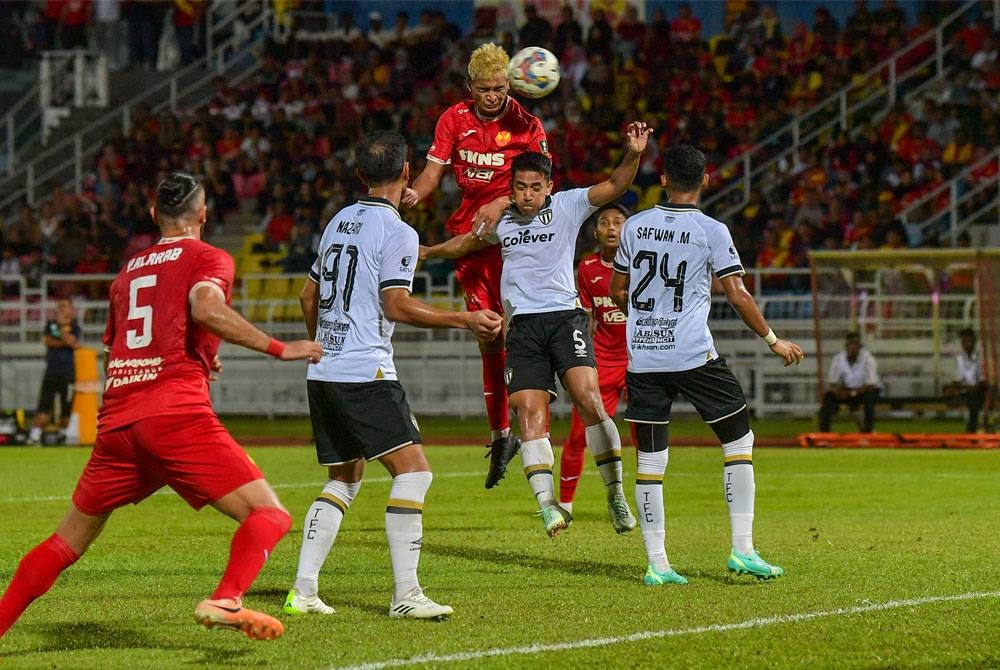 Safuwan menjaringkan gol pertama Selangor semasa menentang Terengganu FC di Stadium Majlis Bandaraya Petaling Jaya pada Ahad. - Foto Bernama