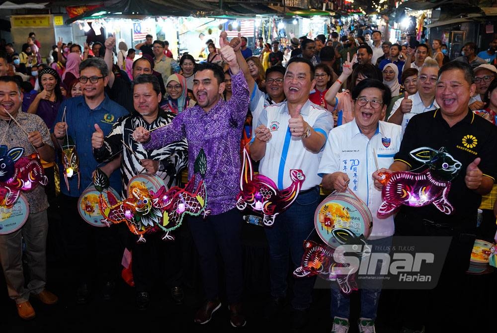 Khairul Firdaus (empat dari kiri) menyertai perarakan tanglung pada Majlis Perayaan Pesta Kuih Bulan dan Tanglung di Jalan Petaling pada Ahad. - Foto Sinar Harian/ MOHD HALIM ABDUL WAHID