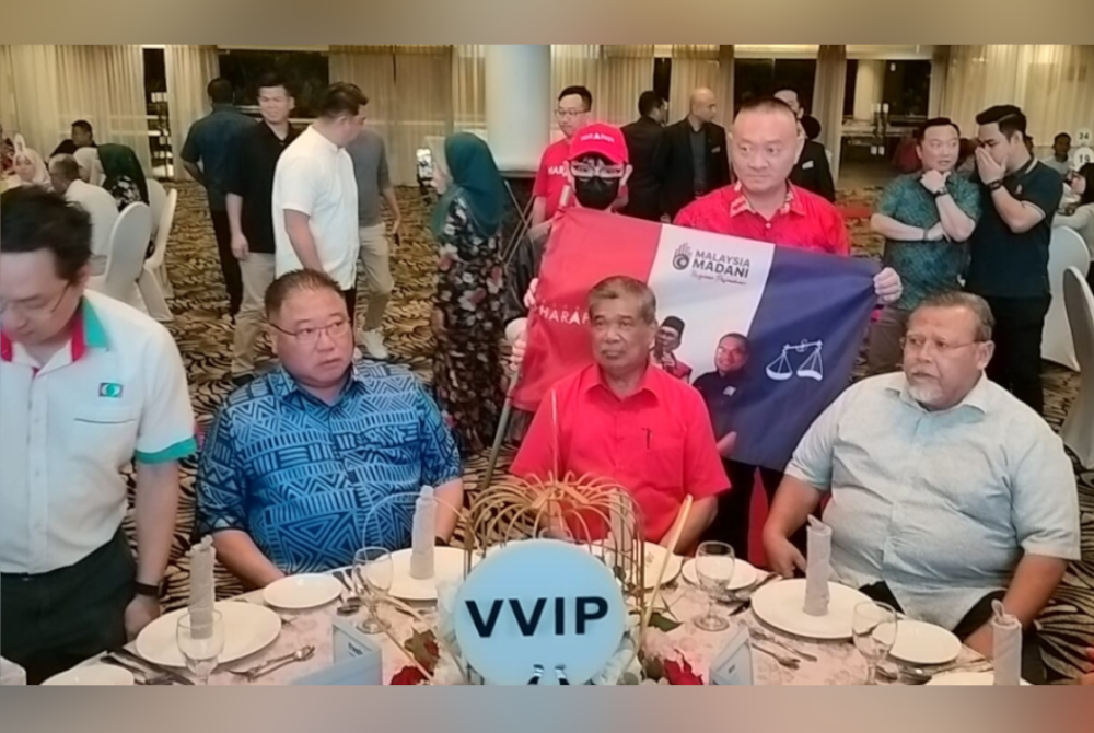 Mohamad Sabu (dua dari kanan) hadir Majlis Penghargaan Petugas PRK Parlimen Pulai dan DUN Simpang Jeram di Johor Bahru, pada Ahad.