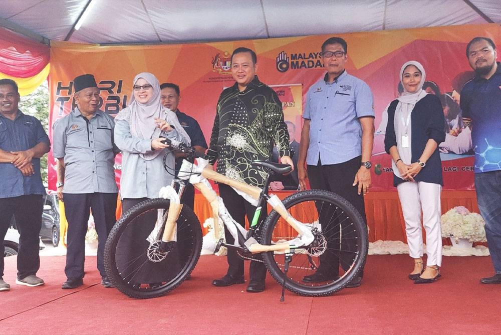 Rizam (tengah) menyampaikan hadiah cabutan bertuah kepada salah seorang pemenang pada Program Hari Terbuka PPD Kuala Selangor 2023 di Tapak Parkir Lotus&#039;s Kuala Selangor pada Isnin.