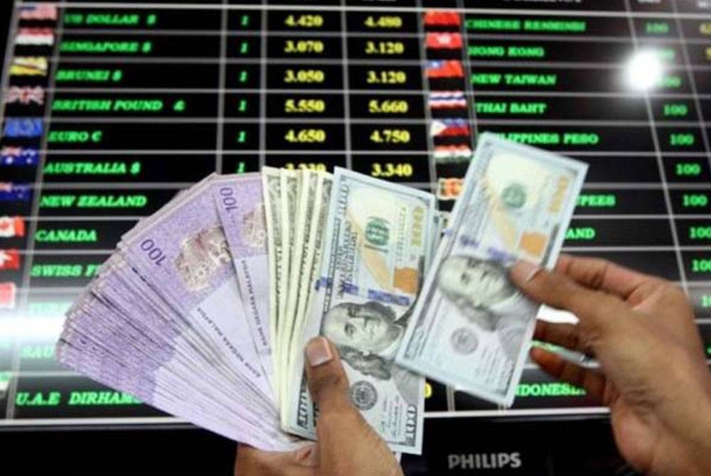 Nilai ringgit dibuka tinggi sedikit berbanding dolar AS pagi Isnin, disokong oleh permintaan sederhana untuk mata wang domestik. - Gambar hiasan