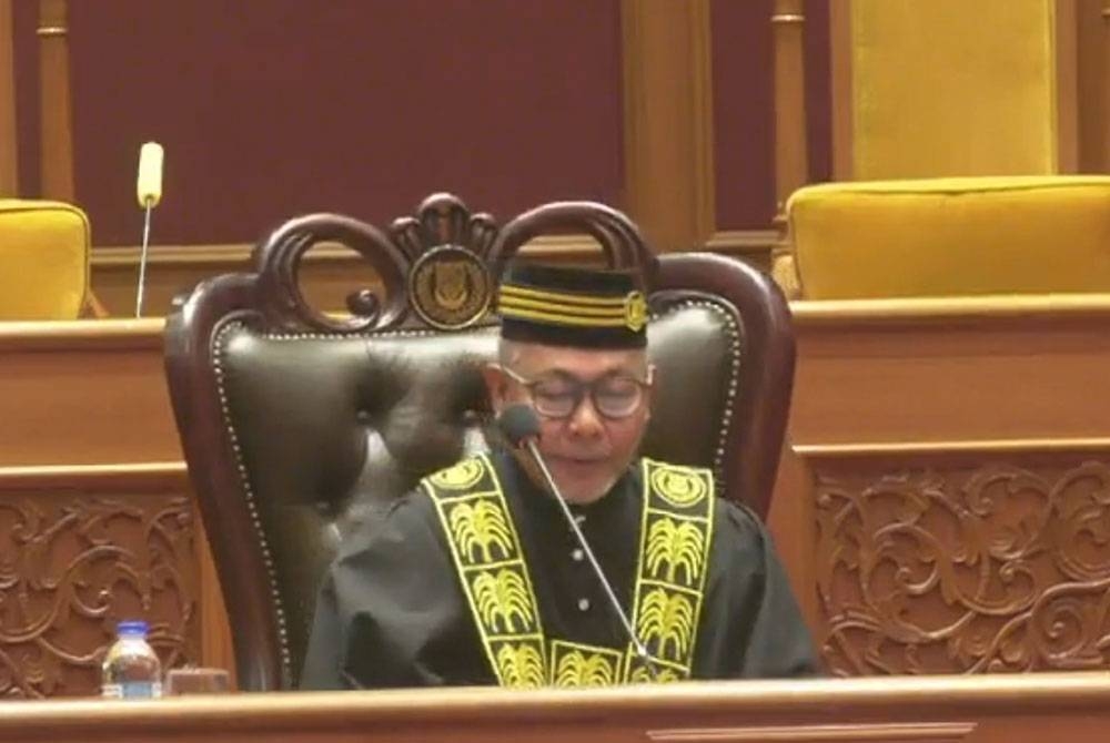 Zubir mengangkat sumpah sebagai Speaker DUN Kedah bagi penggal ke-15 pada Isnin.