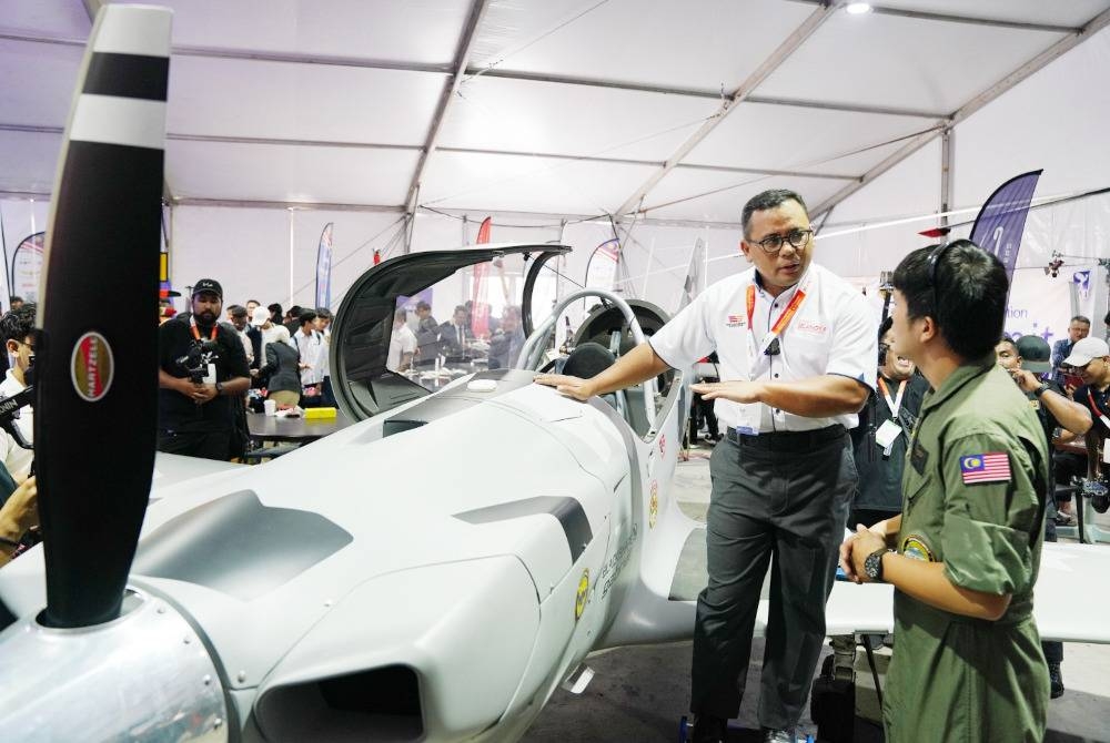 Menteri Besar (dua kanan) ketika melawat dan melihat Pameran Penerbangan Selangor 2023 di Skypark Regional Aviation Centre pada 7 September lalu.