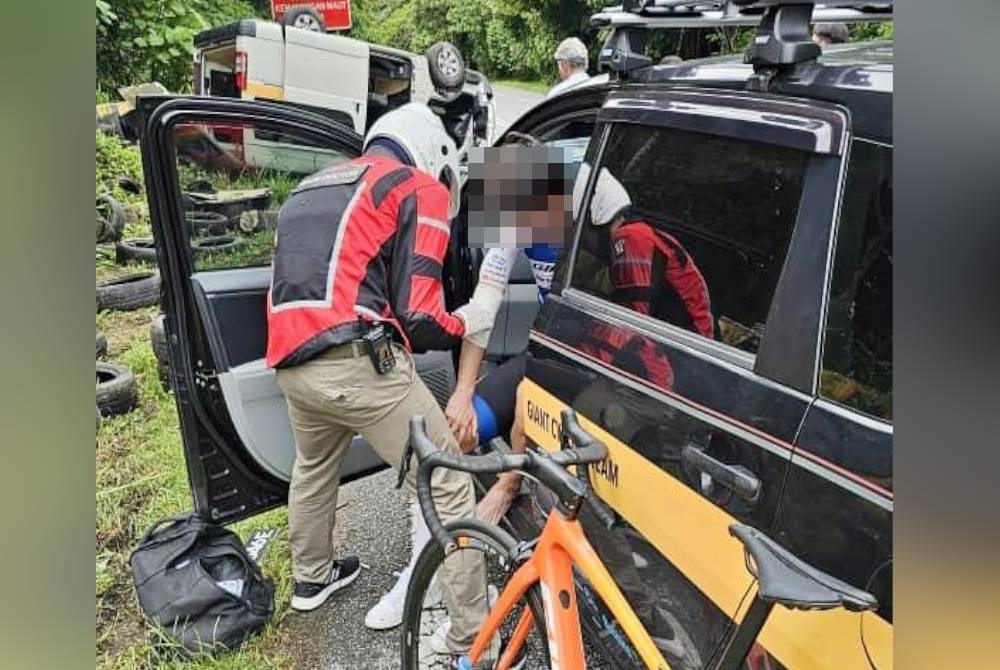 Seorang pelumba Giant Cycling Team menerima rawatan. - Foto ihsan pembaca