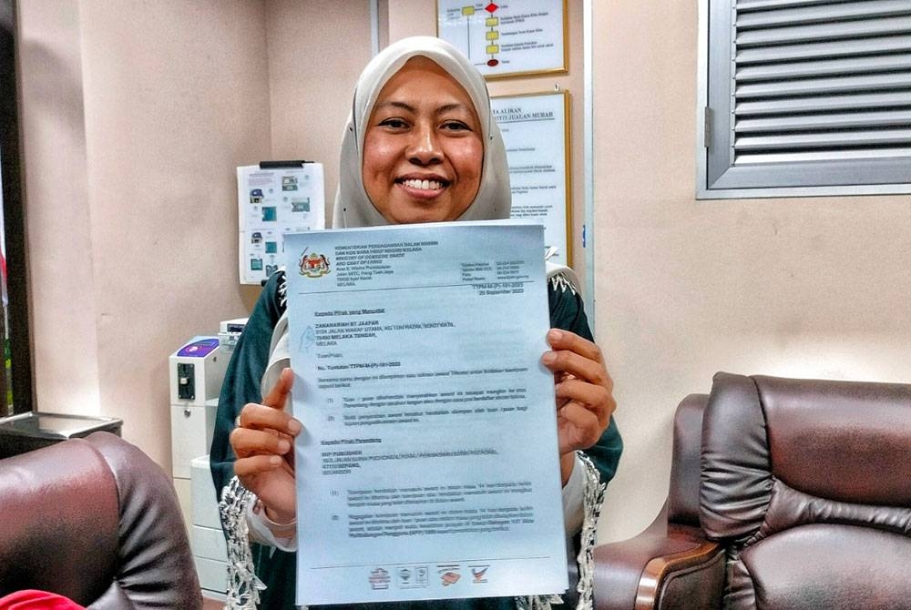 Zanahariah menunjukkan award yang dikeluarkan oleh TTPM yang memerintahkan penentang menjelaskan semula wang deposit program usahawan ke Dubai berjumlah RM2,500.