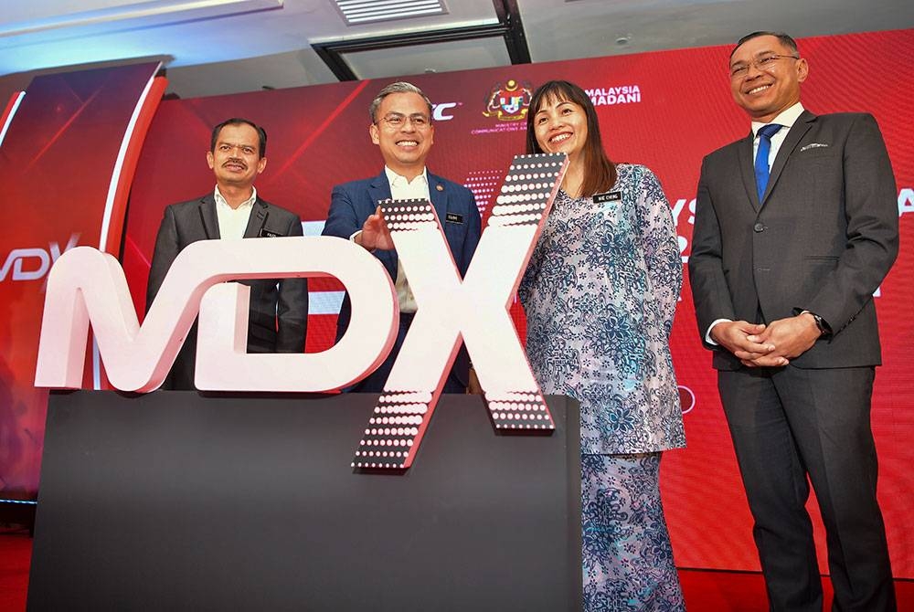 Fahmi (dua dari kiri) hadir pada majlis pelancaran Malaysia Digital Expo (MDX) 2023 di sebuah hotel di Kuala Lumpur, pada Isnin. Turut hadir Timbalan Menterinya, Teo Nie Ching (dua dari kanan); Ketua Setiausaha KKD Datuk Mohamad Fauzi Md Isa (kiri) dan Ketua Pegawai Eksekutif Perbadanan Ekonomi Digital Malaysia (MDEC) Mahadhir Aziz (kanan). - Foto Bernama