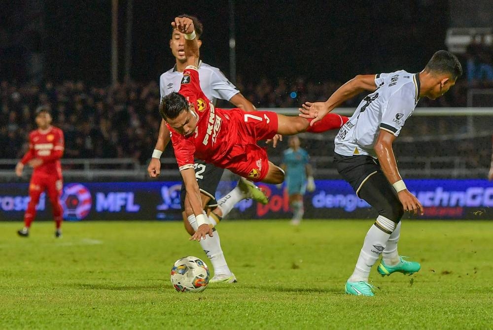 Pemain Selangor FC Mohamad Faisal Abdul Halim (tengah) diasak pemain Terengganu FC pada perlawanan Piala Malaysia di Stadium Majlis Bandaraya Petaling Jaya. - Foto Bernama