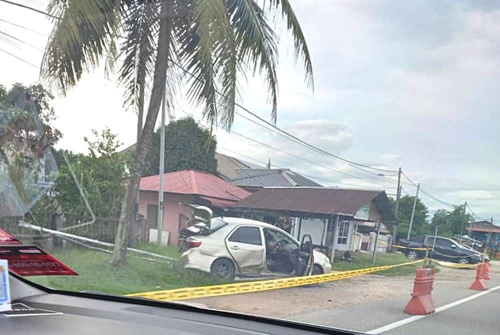 Kereta suspek yang terbabas selepas melarikan diri dari polis.